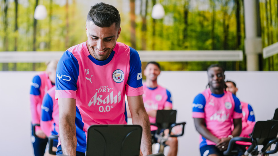 TOUR DE CITY  : Rodri and Co. put in the work on the bike.