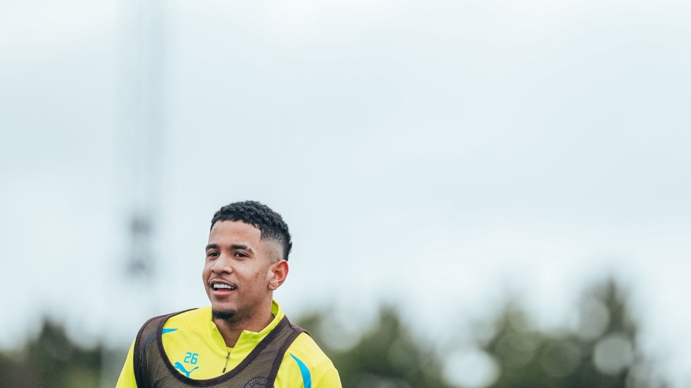 WING WIZARD : Savinho keeps an eye on things