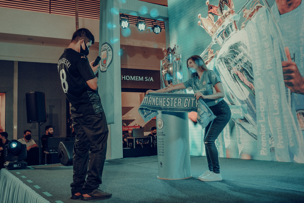 No Norte Shopping, os fãs chegavam para tirar foto com o troféu da Premier League