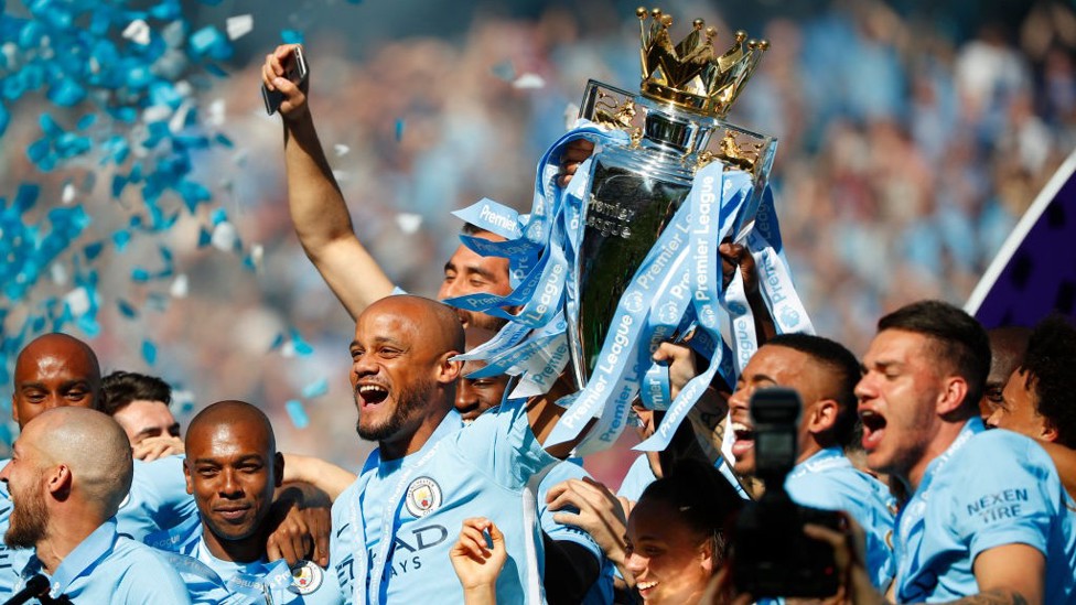 MAIO DE 2018 : Sob Pep Guardiola, o City conquistou o terceiro título da Premier League com um recorde de 100 pontos.