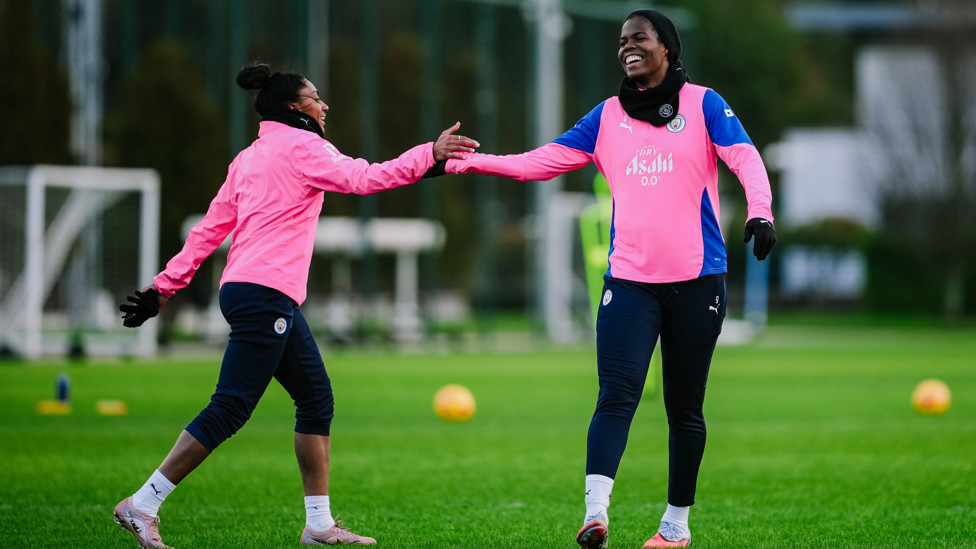 FOOTBALL FRIENDS  : Kerolin and Bunny Shaw high-five! 