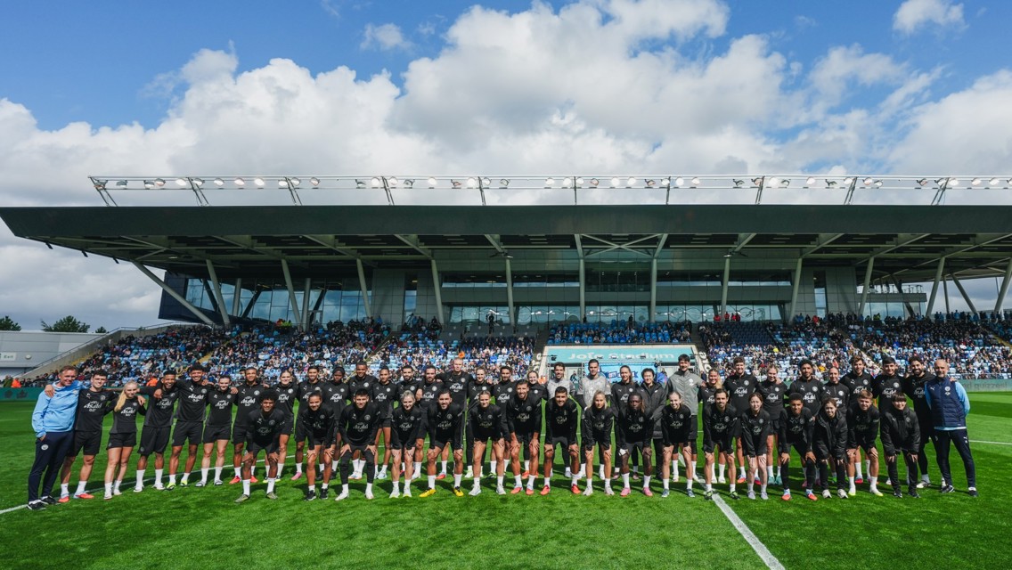 Men's and Women's first team join forces for squad photo