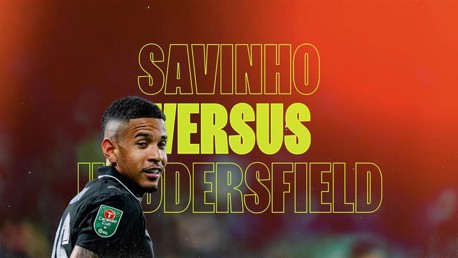 No detalhe: Savinho contra o Huddersfield 
