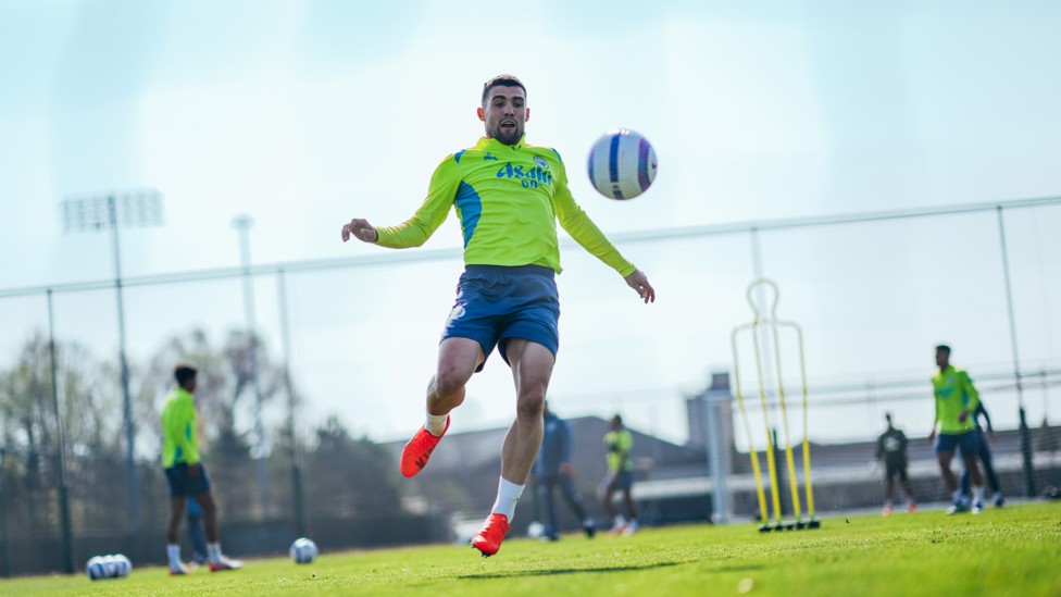 MIDFIELD ENFORCER  : Mateo Kovacic advances with the ball.