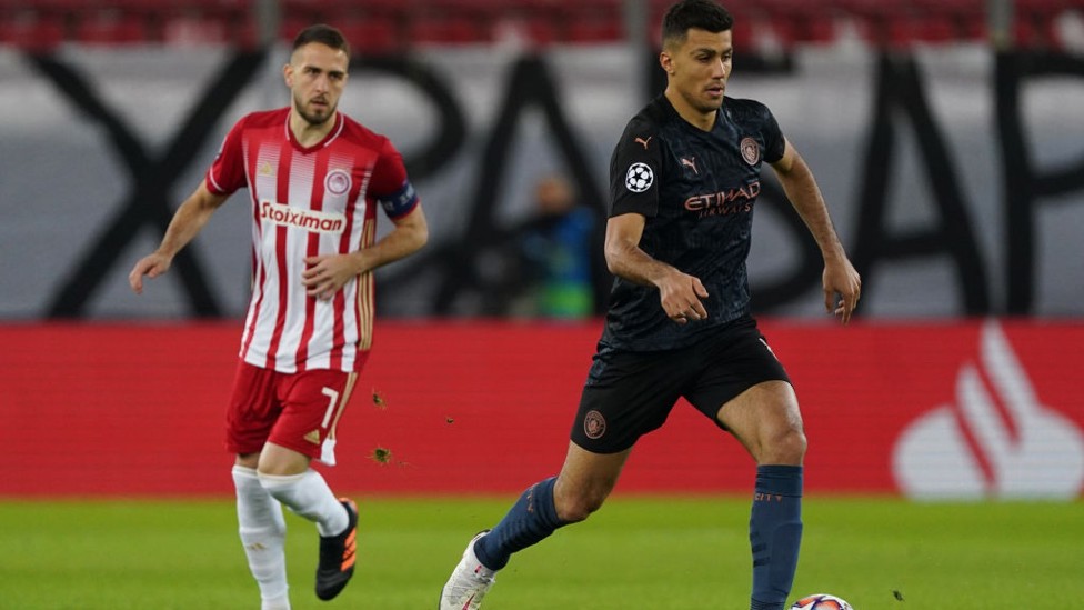 RODRI-GONE : The Spaniard escapes with the ball in midfield.