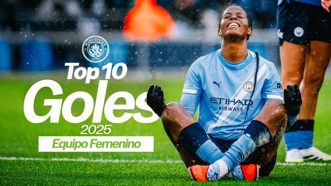 Image featuring a Manchester City women's team player sitting on the field wearing the team's kit. Text reads 'Top 10 Goles 2025 Equipo Femenino.'