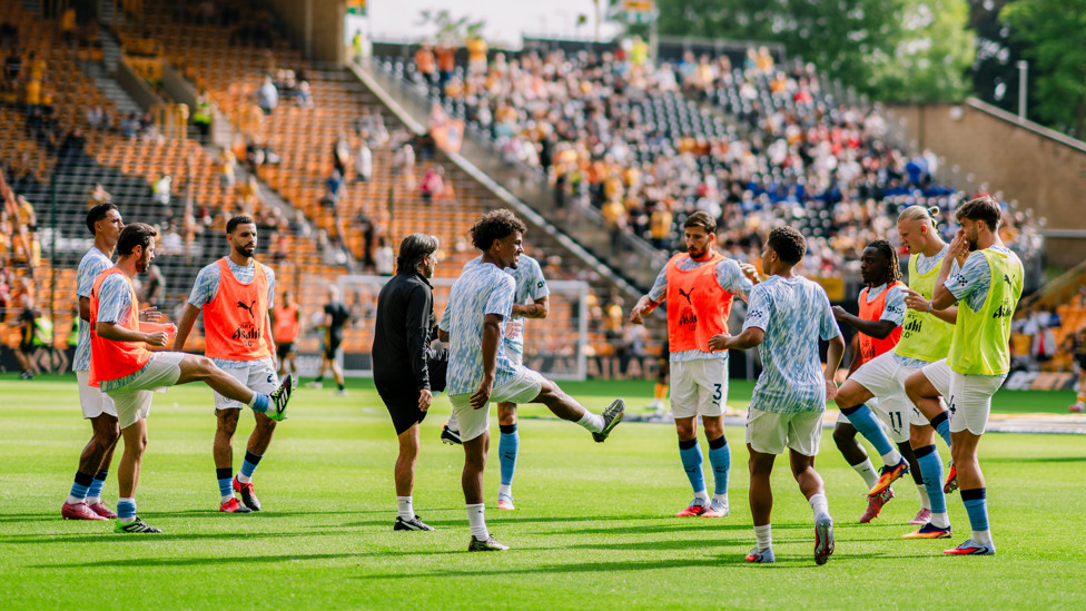 GET LOOSE :  Final drills ahead of kick-off.