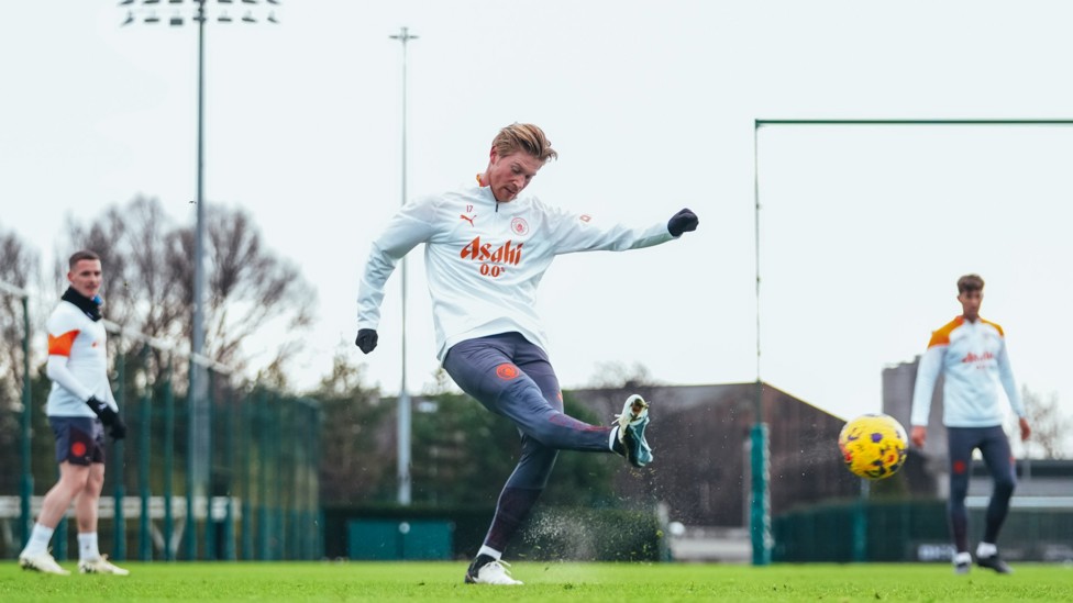SHOOTING STAR : Kevin De Bruyne with a fierce strike