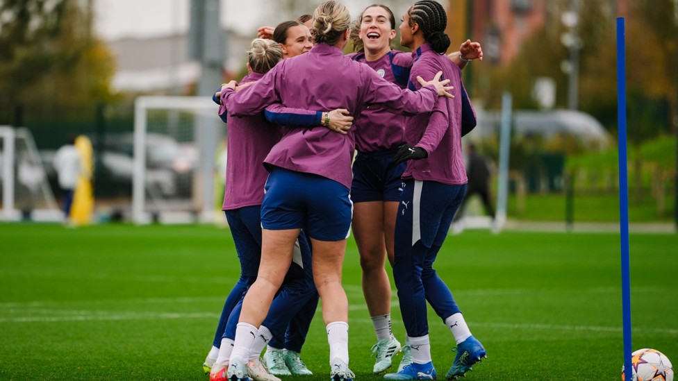 TEAM TALKS : Sam Coffey, Alex Greenwood, Rebecca Knaak, Kerstin Casparij and Jade Rose form a huddle