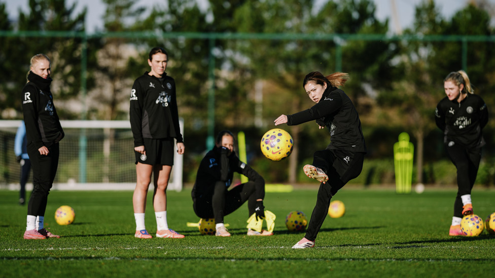 SHE SHOOTS... : Yui Hasegawa tries her luck.