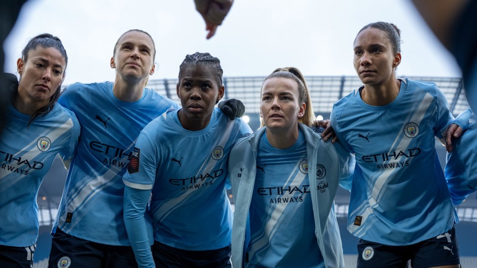 ARE YOU READY FOR IT?: City huddle for a team talk ahead of kick-off