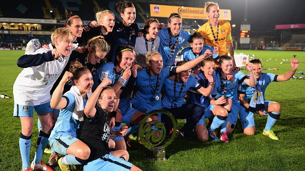 OUTUBRO DE 2014 : A seleção feminina fecha sua primeira temporada com um título ao vencer o Arsenal por 1 a 0 na final da Copa Continental.