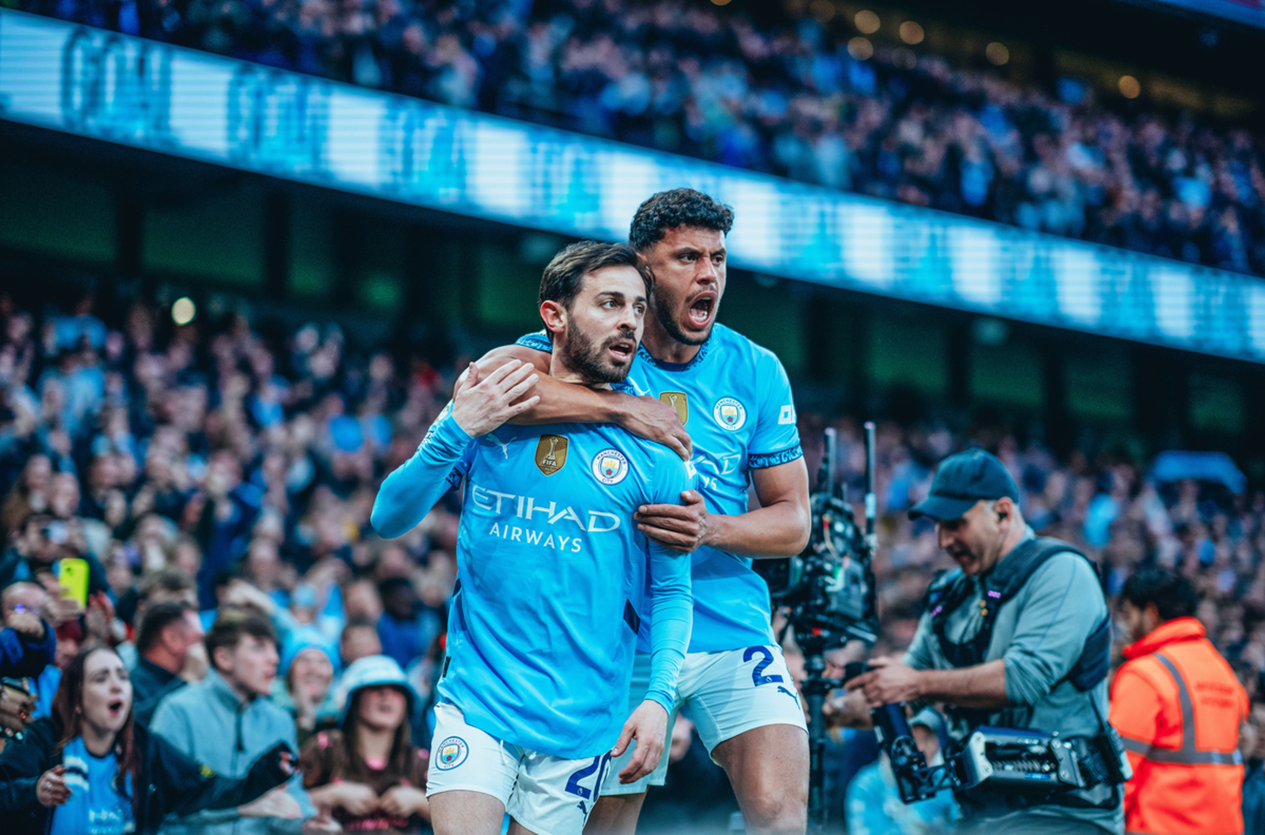 Dupla portuguesa faz gols do City na vitória contra Villa