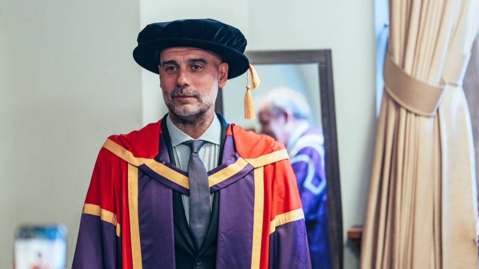  HONOR ESPECIAL: Pep fotografiado con uniforme académico justo antes de la ceremonia de graduación del lunes.