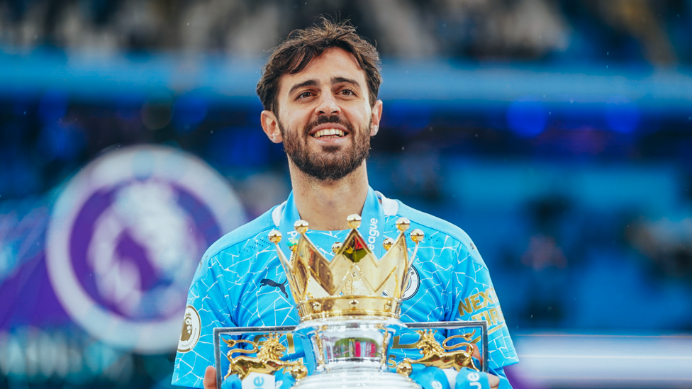 ANOTHER ONE  : After another strong season, Bernardo lifts his fourth Premier League title in 2021/22.