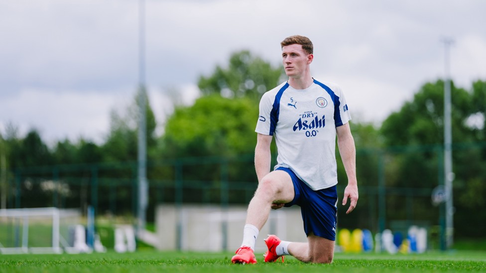 LONG STRETCH : Elliot Anderson warms up