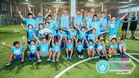 Jugadores del City visitaron una caridad infantil contra el cáncer en Tokio.