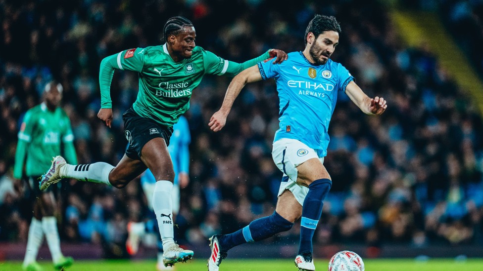 PUSHING  : Gundogan drives forward. 