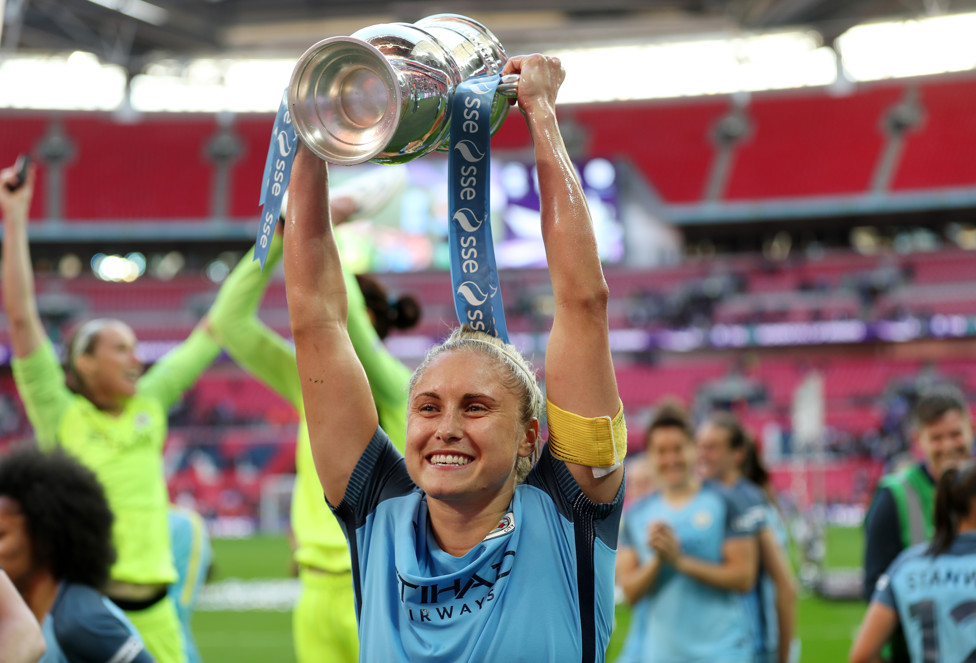 TRIPLETE DOMÉSTICO : Houghton levanta el tercer trofeo de la temporada después de que el City ganar 4-1 al Birmingham City en la final de la FA Cup.