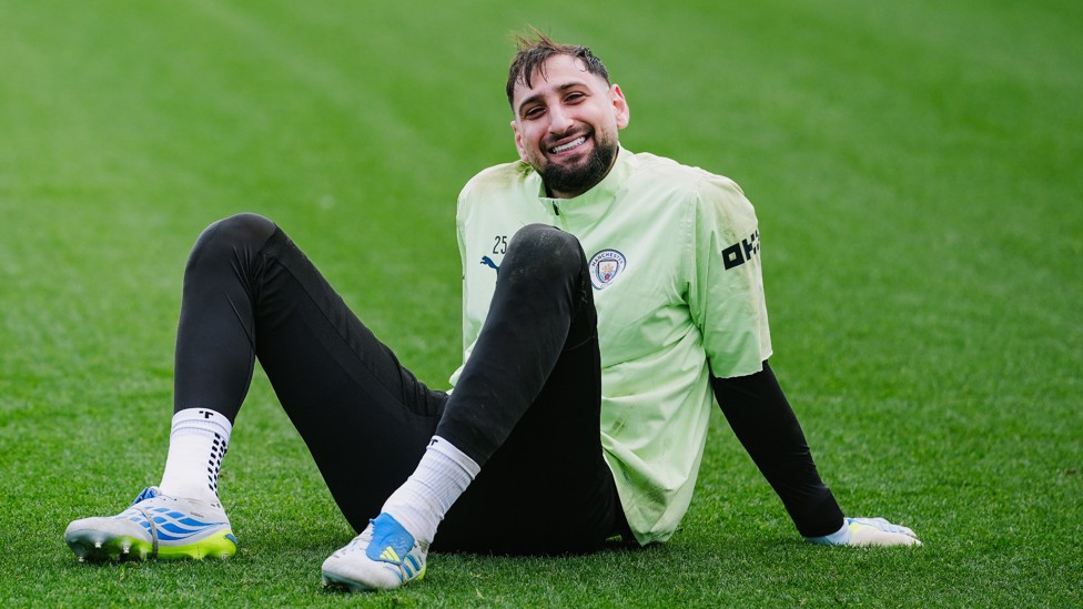 ALL SMILES : Gianluigi Donnarumma in training. 