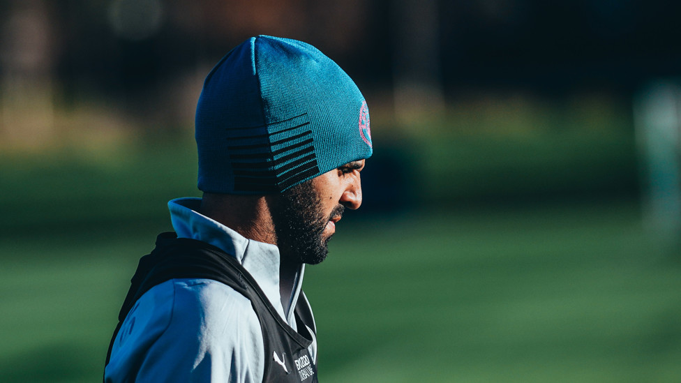 Riyad tetap berusaha menahan dingin dengan topinya