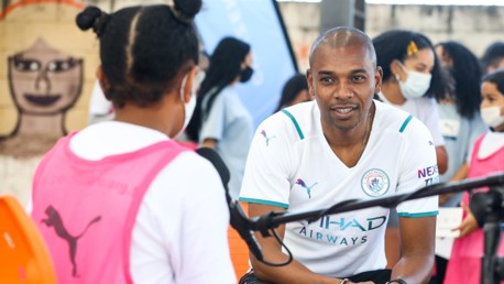 Fernandinho vs 30 kids!