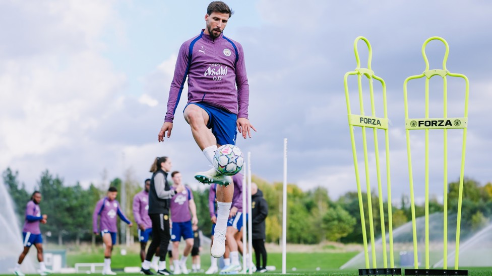 TOUCH : Ruben Dias has the ball under control