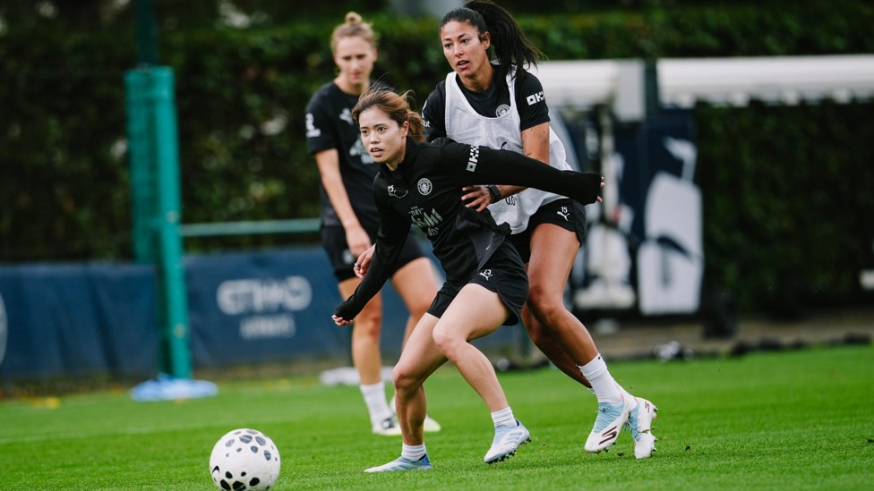 TRICKY MIDFIELDER: Yui Hasegawa challenges Leila Ouahabi