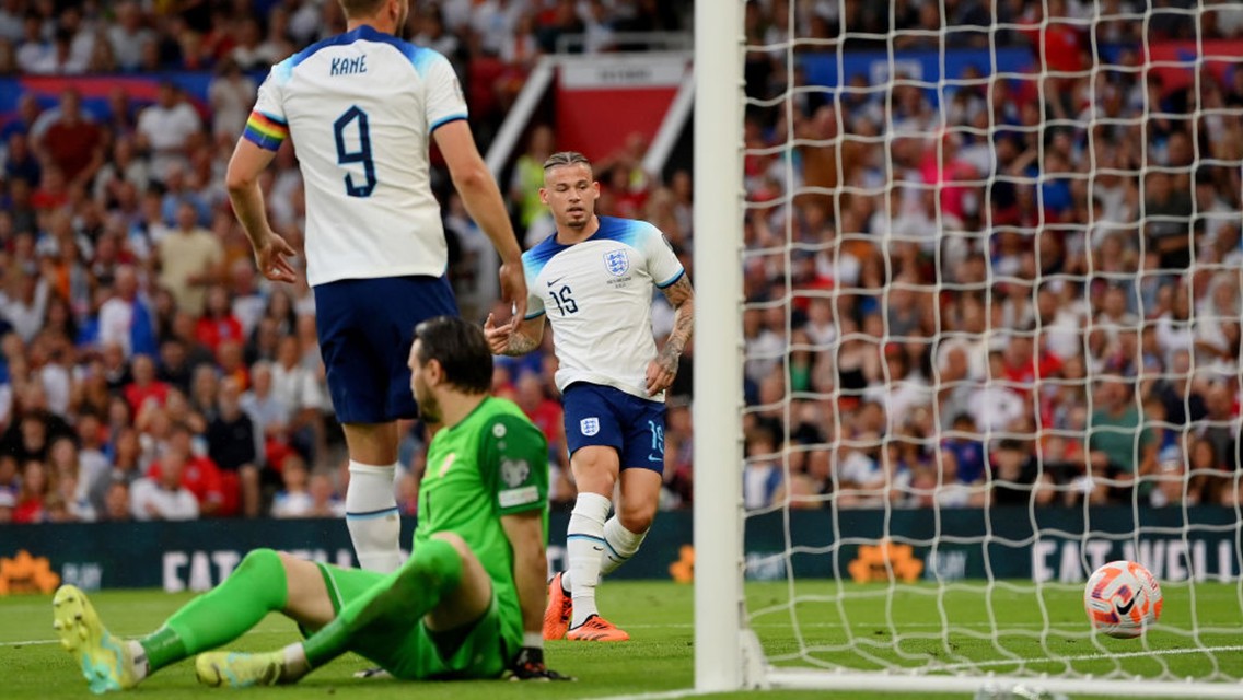 Phillips mencetak gol Inggris pertama dalam  kualifikasi