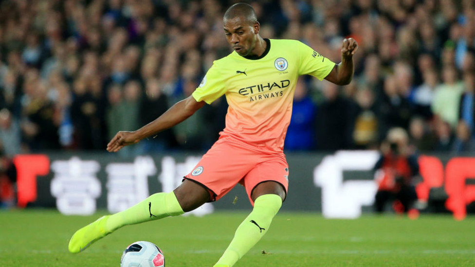 Fernandinho ocupó el eje de la zaga junto a Rodrigo.