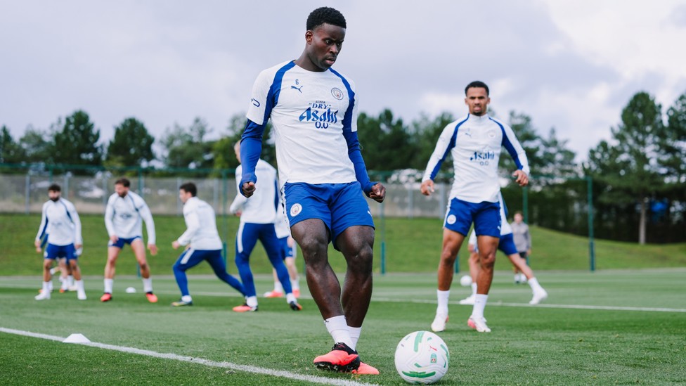 FOOT ON IT : Marc Guéhi plays a pass
