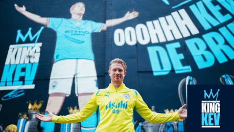 King Kev: KDB pays visit to iconic mural in his honour!