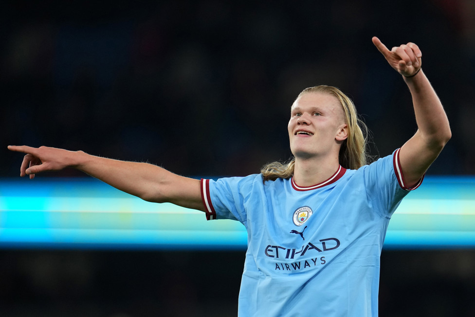 SOBERANIA  : Haaland comemora gol contra o Arsenal no Etihad. 