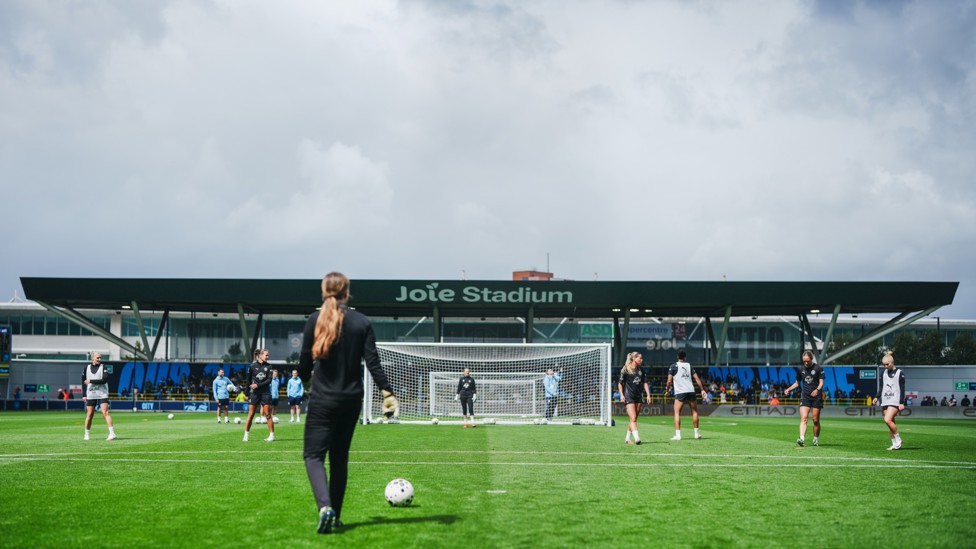 IN THE ACTION  : Our players ready to receive a goal kick