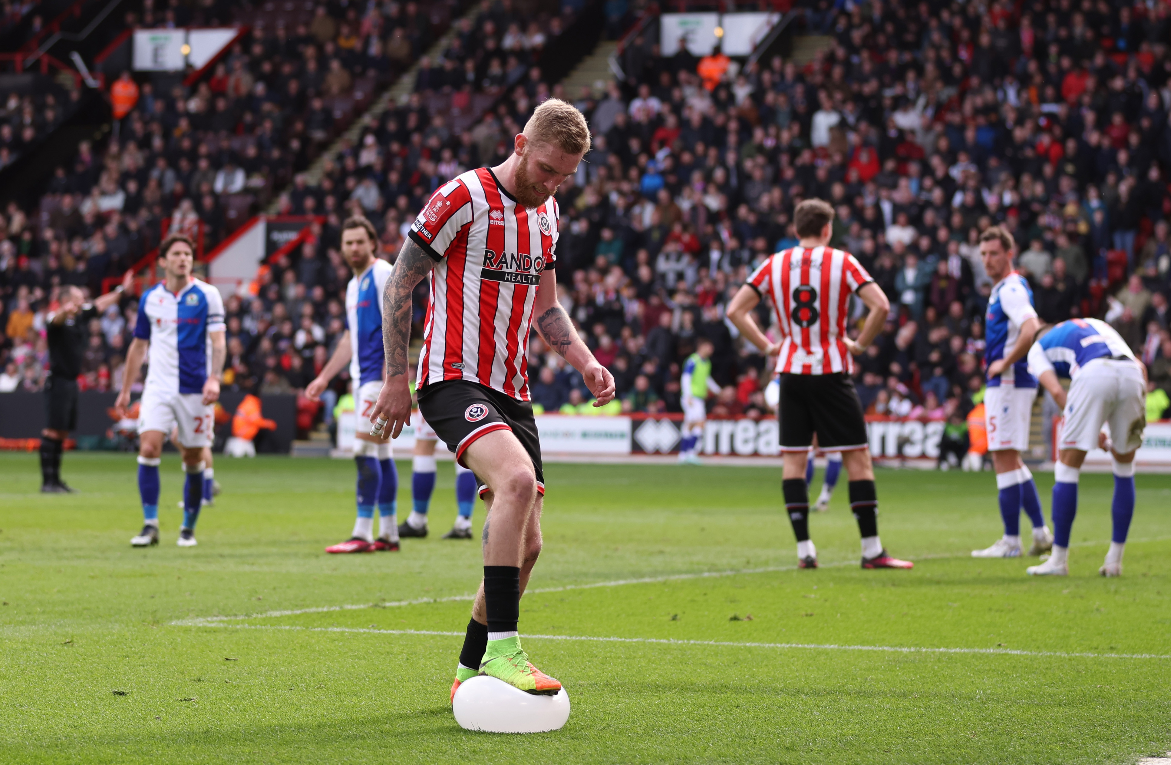 PERIGO : Olie McBurnie em ação pelo Sheffield United. 