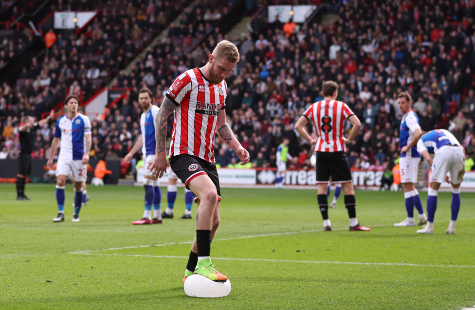 PERIGO : Olie McBurnie em ação pelo Sheffield United. 