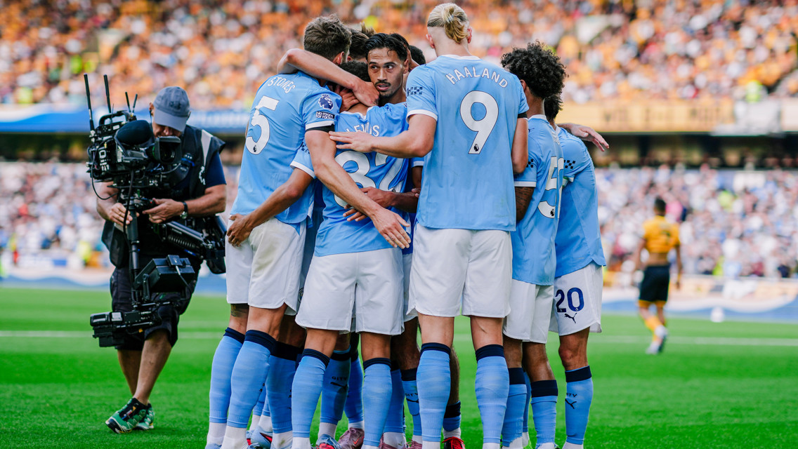 GROUP HUG: Squad goals!