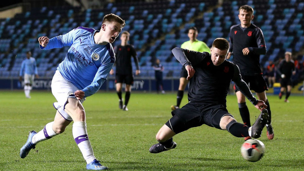 Liam Delap en la acción del segundo gol del City.