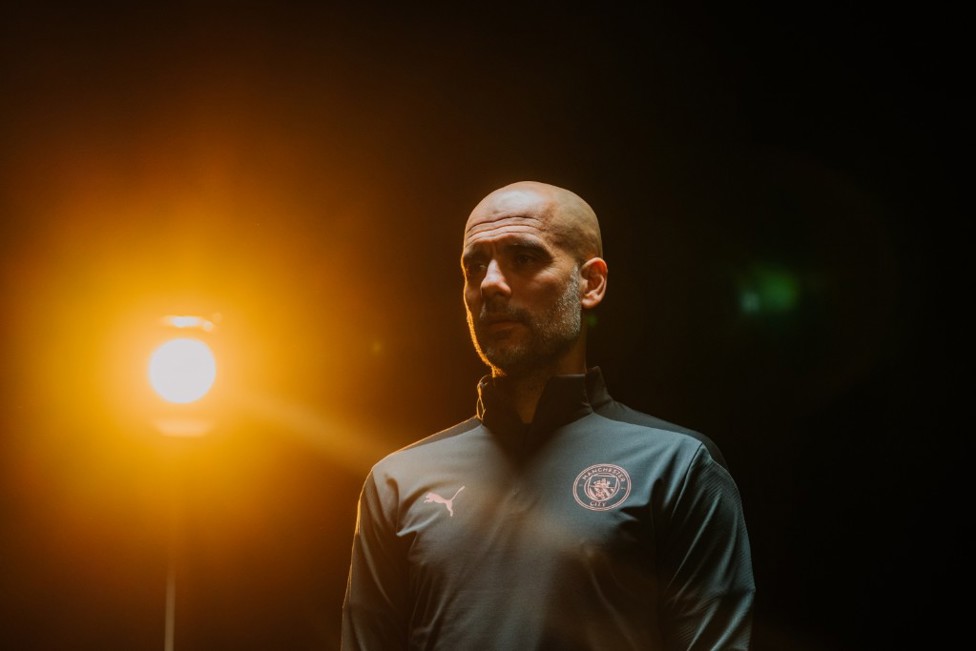 Sous les projecteurs, Pep porte le kit d'entraînement... 