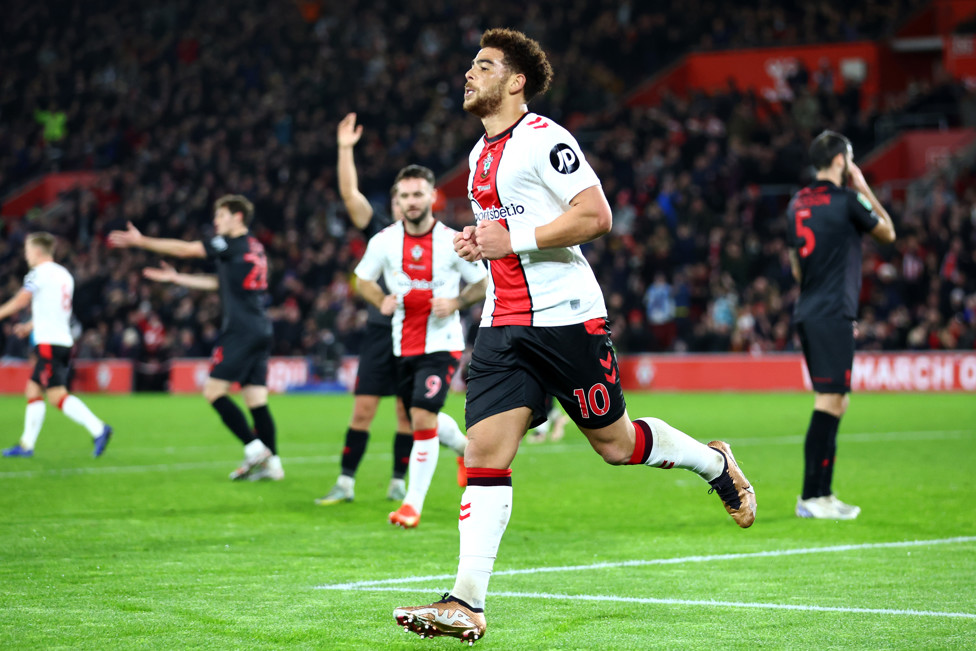 GOLEADOR : Che Adams comemora um de seus gols contra o Lincoln City.