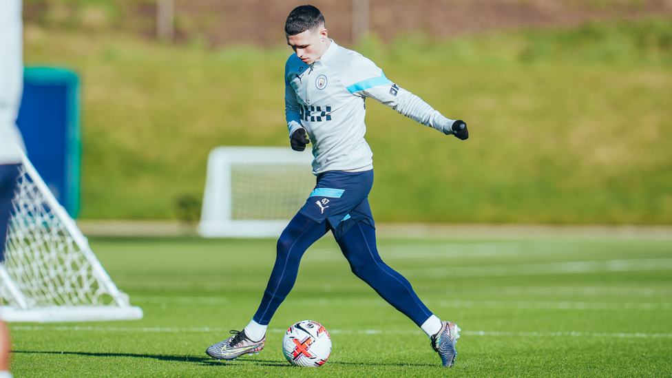 TRICK SHOT : Phil Foden shows off his skills