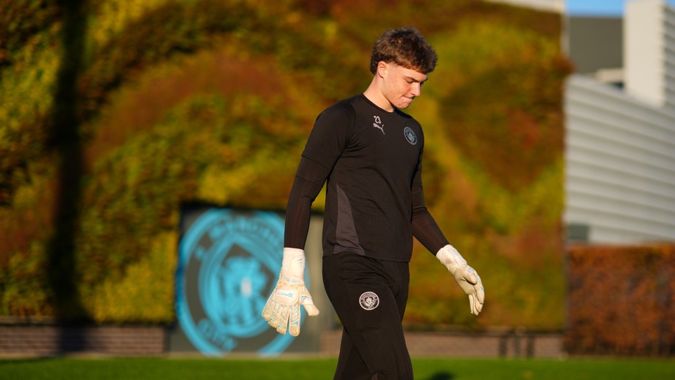 GK UNION : Ben Vickery makes his way out onto the training pitches.