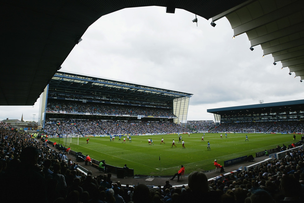 MAINE ROAD  : O antigo estádio do City em seu jogo de despedida, em maio de 2003.
