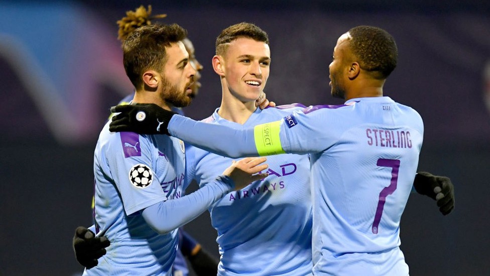 PELUKAN BERSAMA : Phil Foden rayakan gol keempat City.