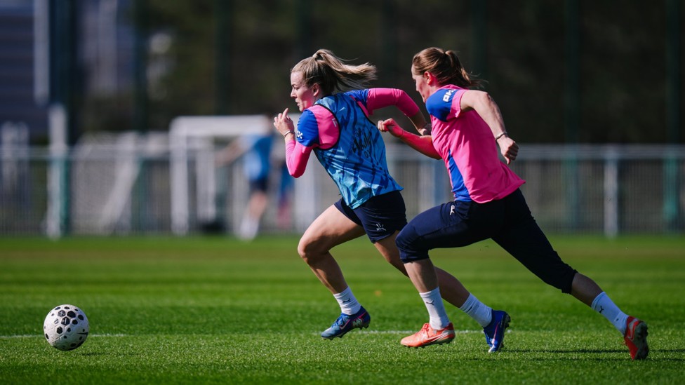 RACE IS ON : Lauren Hemp sprints away