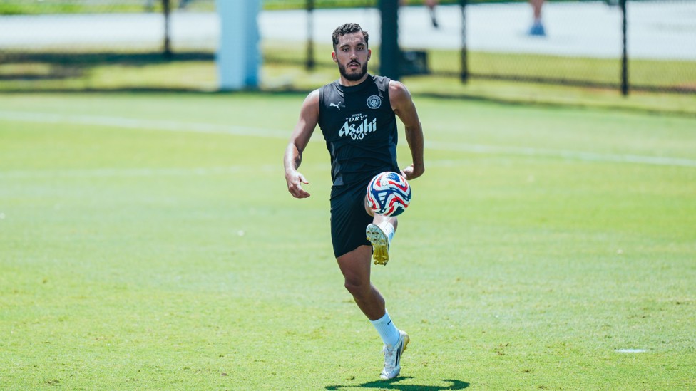 KEEPY UPPY : Rayan Cherki gets a touch of the ball