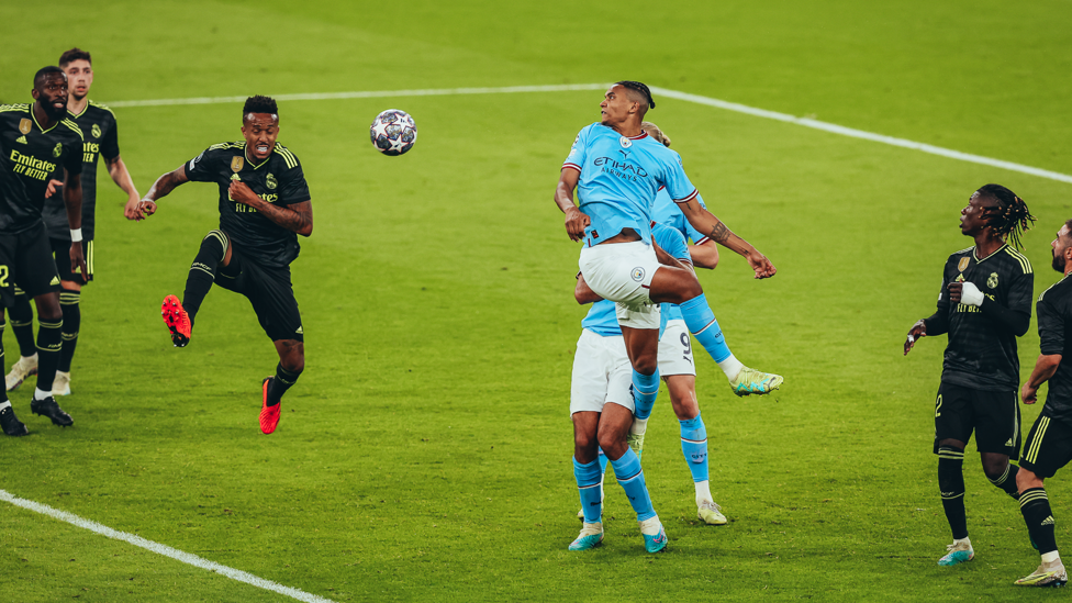 O TERCEIRO!  : Akanji cabeceia para o gol! 