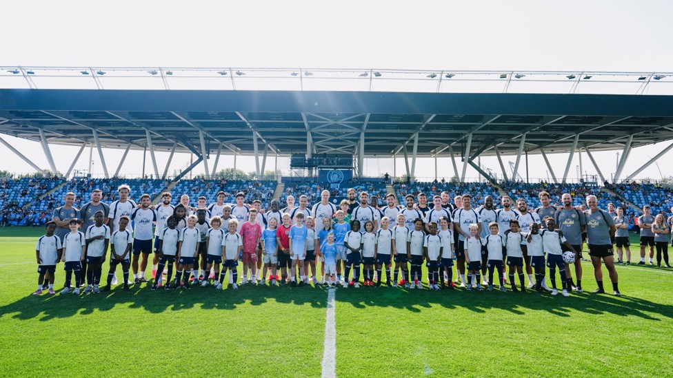 SMILE! : Our opening training session ends with a group picture.