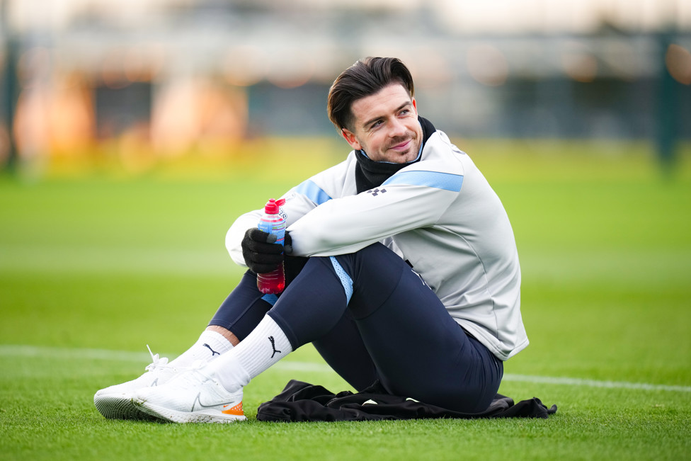 PAUSA  : Jack Grealish descansa um pouco no treino desta segunda-feira. 
