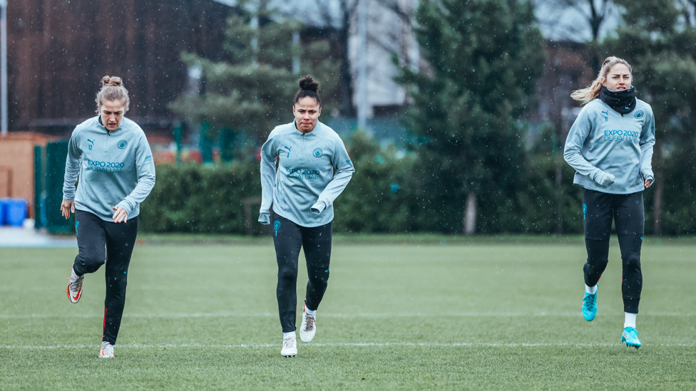 TOP THREE : Filippa Angeldahl, Demi Stokes and Janine Beckie, braving the elements